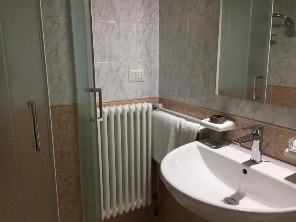 Hotel Ded 1 Checkin A Richiesta Парма Екстериор снимка
